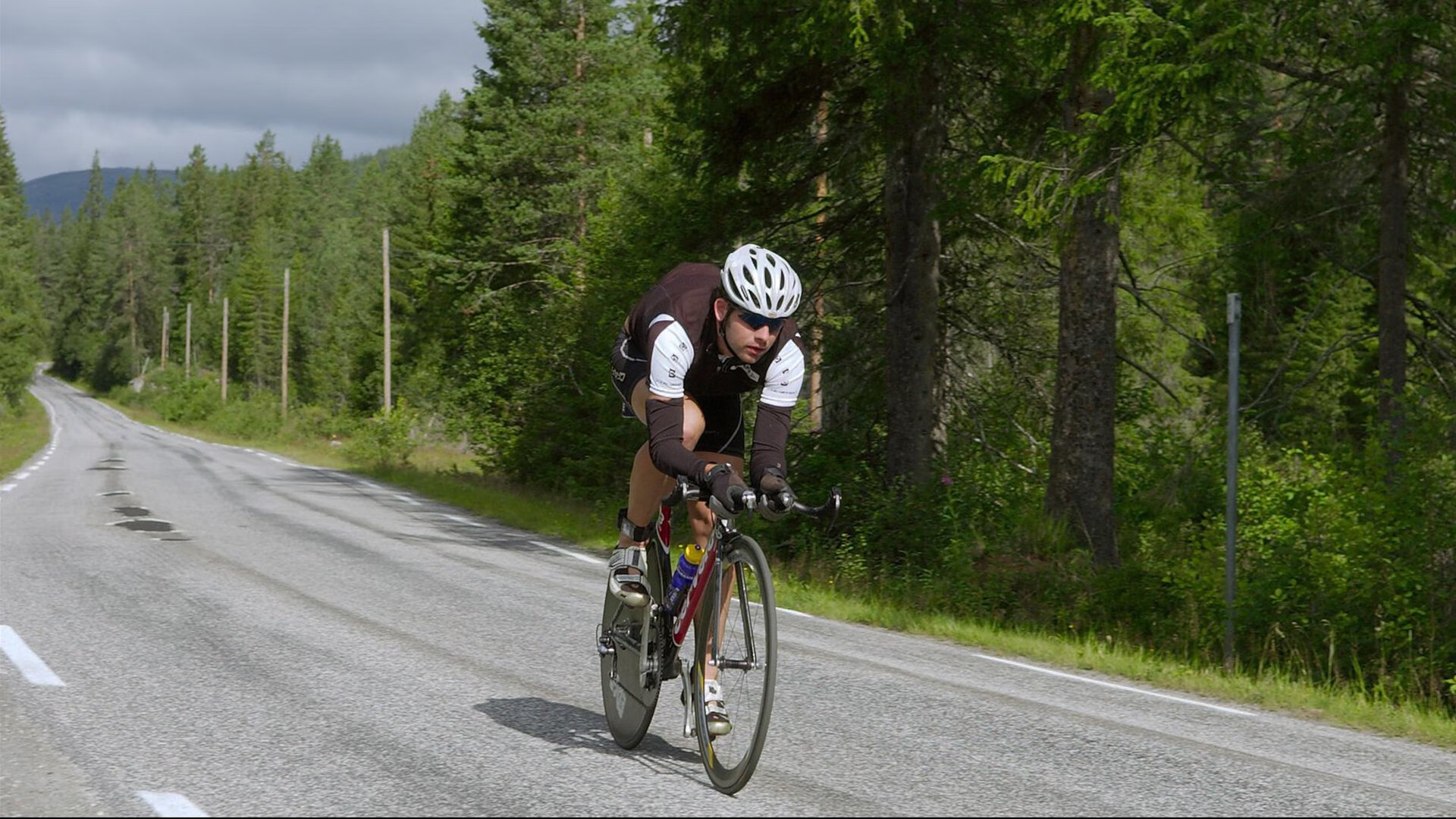 “逆境突围：车手在极端环境下的拼搏史诗”，逆境突袭剧情介绍